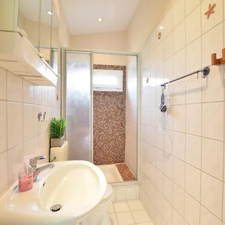 Prázdninový dům Quaint Near With Garden *