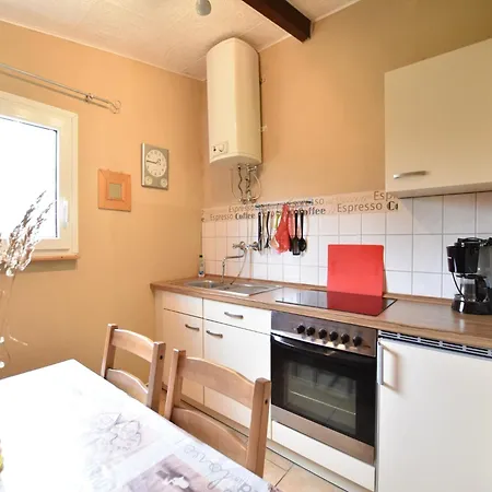 Prázdninový dům Quaint Near With Garden *