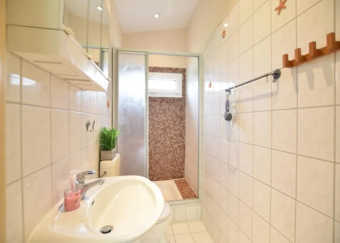 Feriehus Quaint Near With Garden *