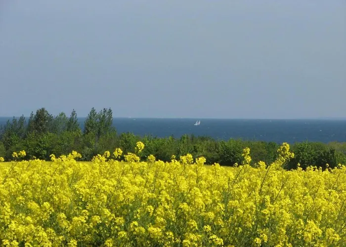 Feriehus Quaint Near With Garden Poel